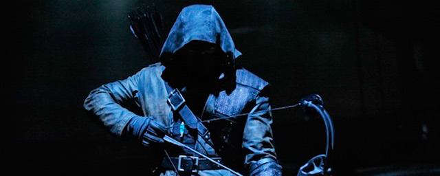 'Arrow' una de las series de la temporada Escena de Arrow una de las series revelaci%C3%B3n de la temporada que emitir%C3%A1 Antena 3 en Espa%C3%B1a. Conocemos la identidad del hombre bien vestido en Arrow