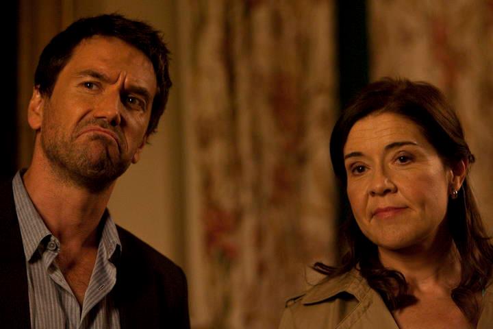 Escena de Oriol Tarrasón y María Pujalte en 'Los misterios de Laura'. Escena del cap%C3%ADtulo de hoy con Oriol Tarras%C3%B3n y Mar%C3%ADa Pujalte. Los misterios de Laura 2x02: El Misterio del club diógenes