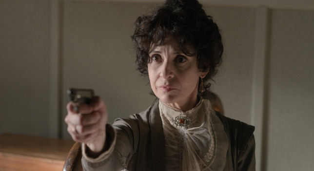 Doña Teresa (Adriana Ozores) en 'Gran Hotel'. Do%C3%B1a Teresa Adriana Ozores en una escena de la serie Gran Hotel. Gran Hotel 3x18: La vida en un suspiro
