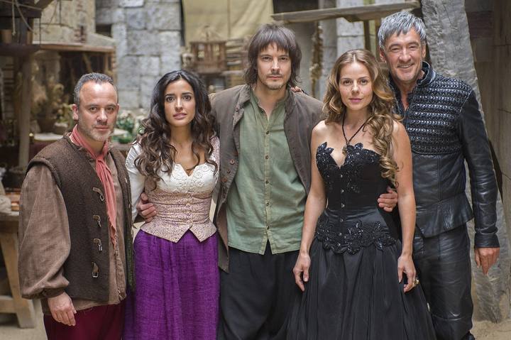 Javier GutiÃ©rrez, Inma Cuesta, David Janer, Myriam Gallego y Francis Lorenzo en la serie 'Ãguila Roja'.