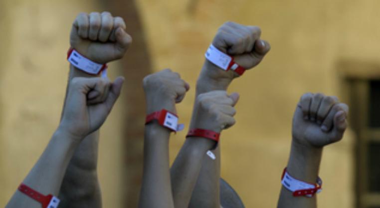 Lleó quiere que los 'Pulseras Rojas' vuelvan a ser el grupo que eran Lle%C3%B3 %C3%80lex Monner quiere que los Pulseras Rojas vuelvan a ser el grupo que eran hace dos a%C3%B1os. Pulseras rojas 2x07, 2x08 y 2x09