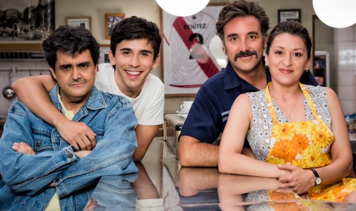 Mariola Fuentes y Javier Cifrián en 'Vive cantando'. Mariola Fuentes y Javier Cifri%C3%A1n intepretan a una pareja que con la ayuda de sus hijos regenta el bar de Vive cantando. Vive cantando 1x06