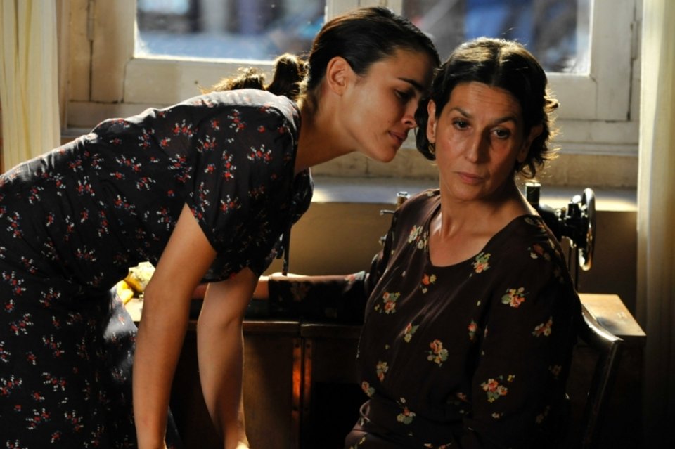 Adriana Ugarte en una escena de 'El tiempo entre costuras'. Adriana Ugarte en una escena de la serie de %C3%A9poca El tiempo entre costuras.n. El tiempo entre costuras 1x06