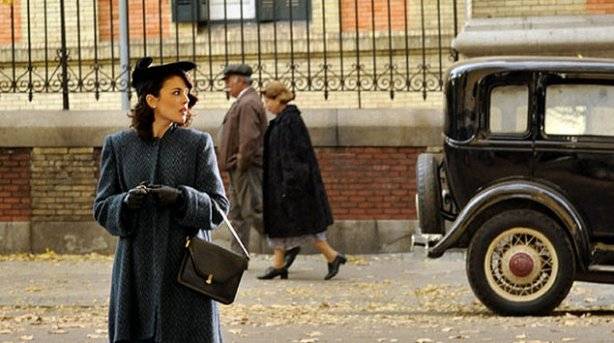 Adriana Ugarte protagoniza 'El tiempo entre costuras' Adriana Ugarte protagoniza El tiempo entre costuras la nueva ficci%C3%B3n de %C3%A9poca de Antena 3. Atresmedia estrena esta noche un avance de la esperada El tiempo entre costuras