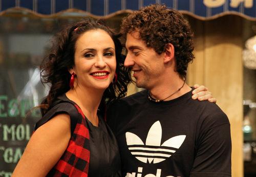 Melanie Olivares junto a Paco LeÃ³n en una escena de 'AÃ­da'.