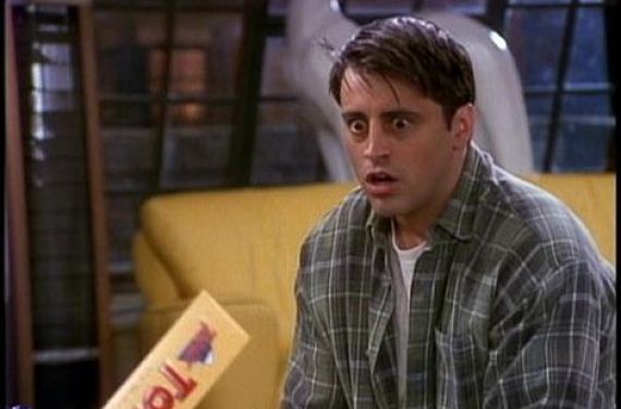 Joey Tribbiani flipando en colores con un Toblerone gigante