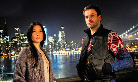 Jonny Lee Miller y Lucy Liu en 'Elementary'.