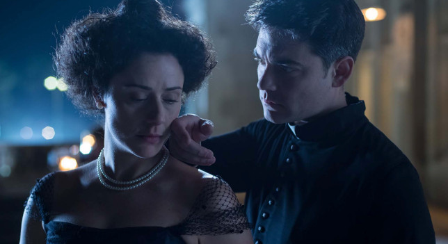 Luz Valdenebro y Roger Coma en 'Gran Hotel'. Sofía y el padre Grau, cada vez más cerca en 'Gran Hotel'.