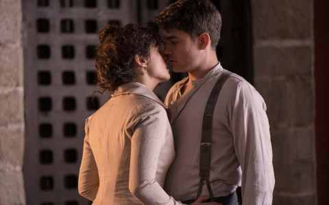 Sofía (Luz Valdenebro) y el padre Grau (Roger Coma) en ‘Gran Hotel’. Sofía (Luz Valdenebro) y el padre Grau (Roger Coma) vuelven a "pecar" en ‘Gran Hotel’.
