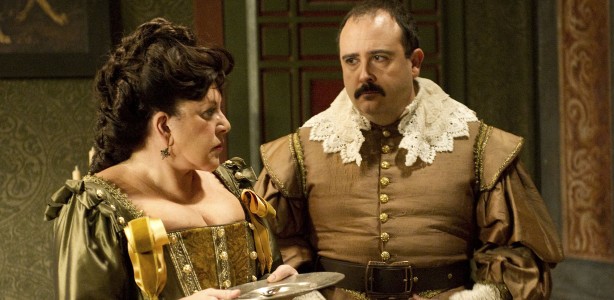 Loles León y Carlos Areces en 'Águila Roja'. Loles León y Carlos Areces (Sagrario de Castro y Jacobo) en la serie 'Águila Roja'.