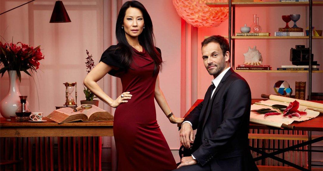 Jonny Lee Miller es Holmes y Lucy Liu es Watson, en 'Elementary'.