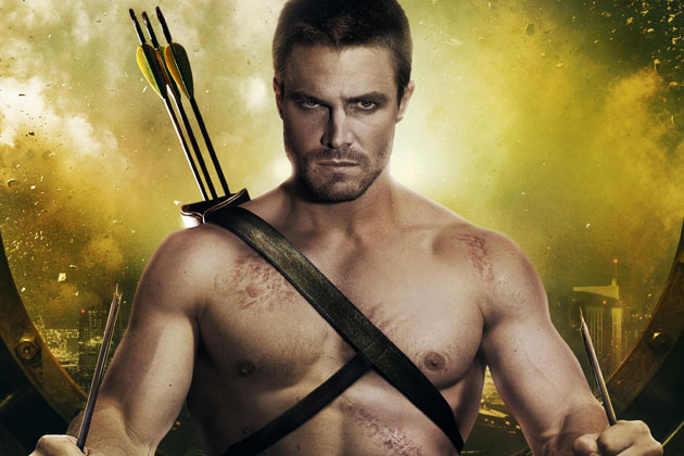 Stephen Amell interpreta Oliver Queen (Flecha verde) en Arrow.