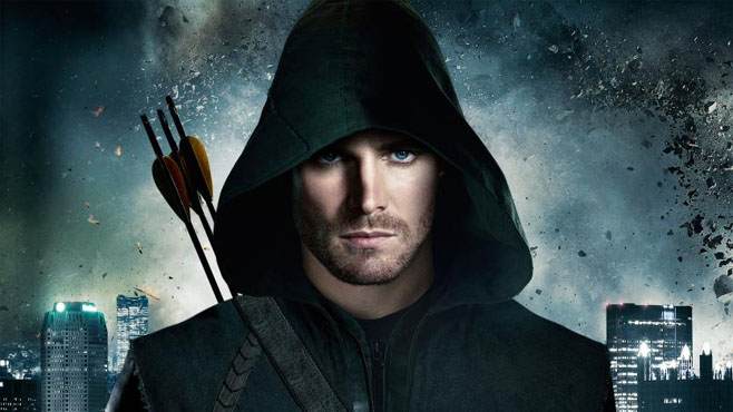 Stephen Amell interpreta Oliver Queen (Flecha verde) en Arrow.