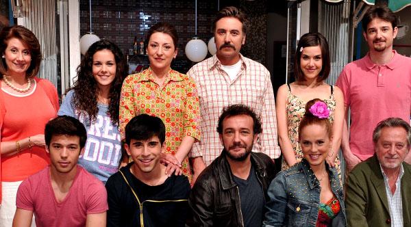 Elenco de la serie 'Vive Cantando' que encabeza María Castro. Elenco principal de la serie 'Vive Cantando' con María Castro a la cabeza.