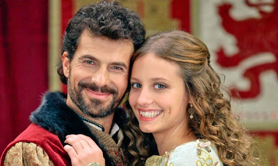 Michelle Jenner y Rodolfo Sancho en la serie de TVE 'Isabel'.